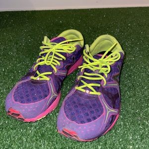 Women’s 9.5 New Balance Shoes